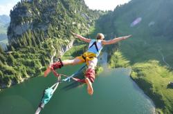 开云平台-赛道与球场，当哈登在F1争冠战中接管比赛，开拓者逆转热火的启示