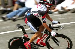 开云体育APP下载-迈凯伦轻取红牛二队，维斯塔潘惊艳四座，一场技术与勇气的双重奏鸣