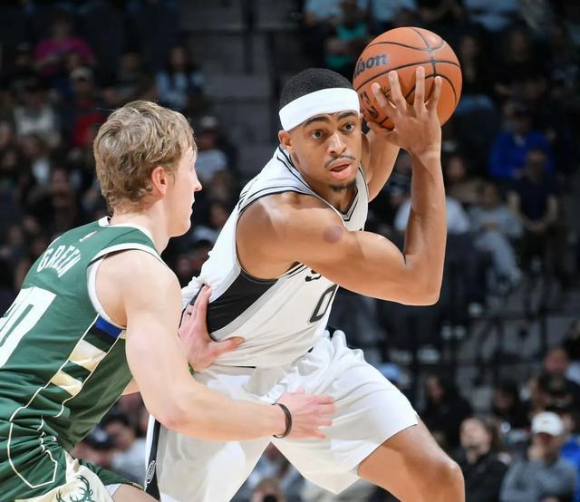 马刺客场爆冷大胜人,继续扩大优势 马刺客场爆冷大胜人,继续扩大优势