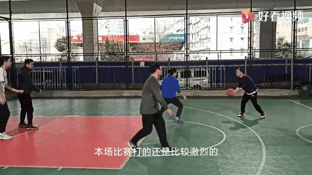 赛场上的激烈对抗,引发观众热烈讨论 赛场上的激烈对抗,引发观众热烈讨论