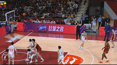 赛场上的激烈对抗,引发观众热烈讨论 赛场上的激烈对抗,引发观众热烈讨论