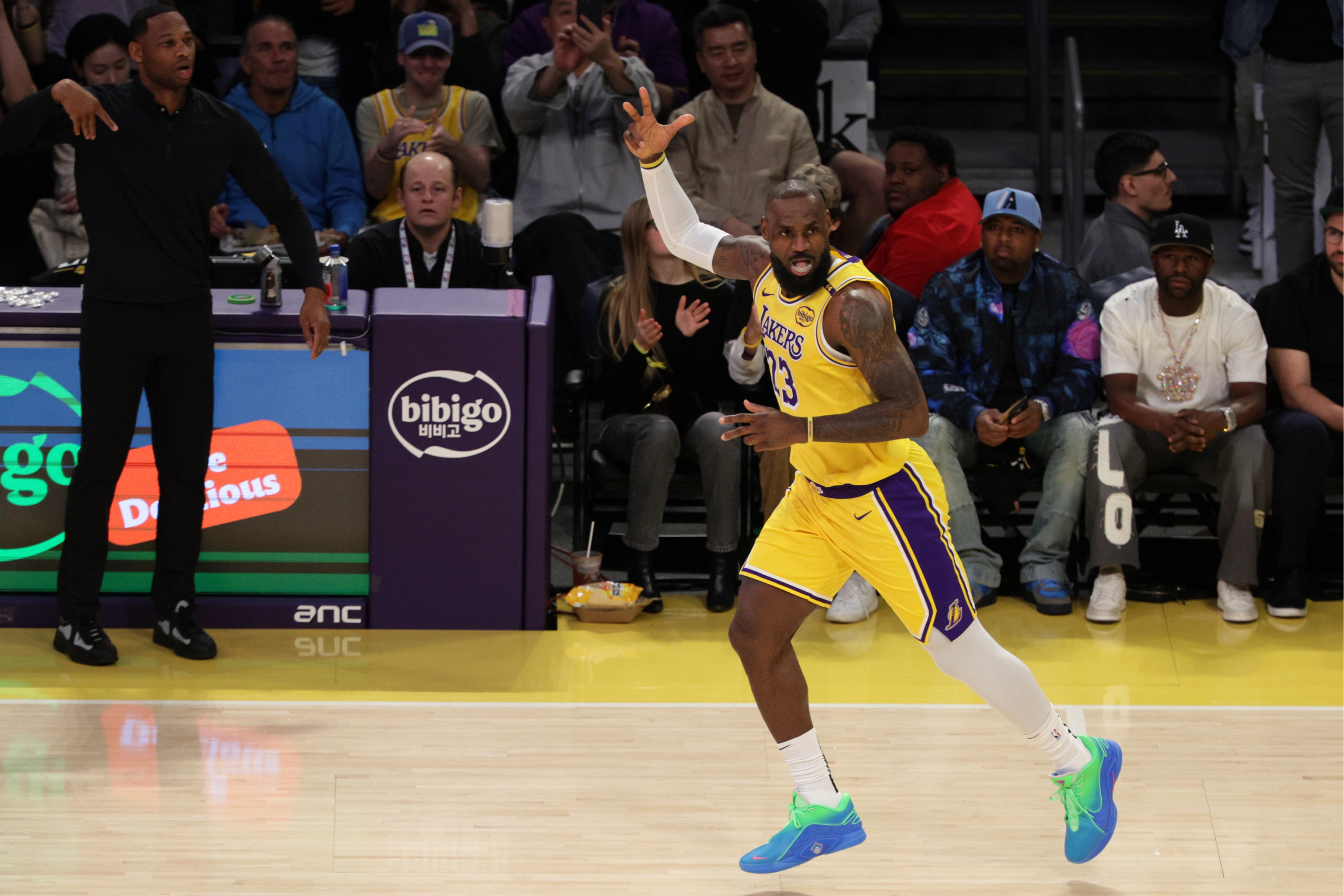 包含詹姆斯复出表现不俗，湖人大胜鹈鹕的词条