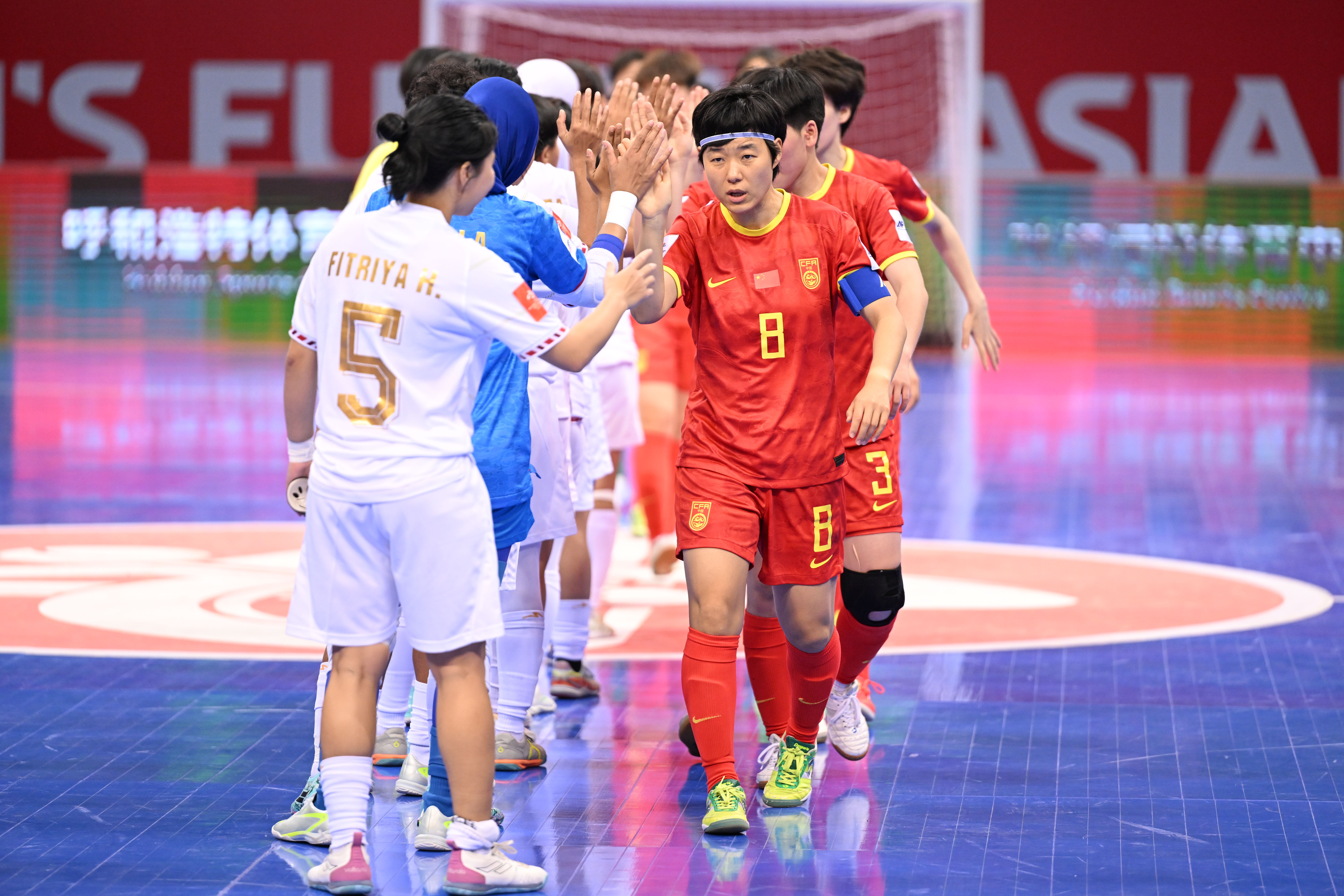 包含亚洲杯女足赛事激烈纷争，中国队抢占先机的词条