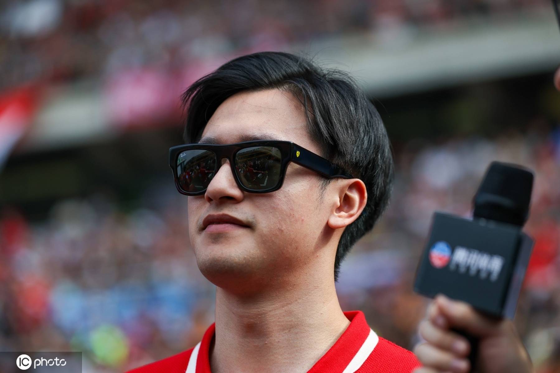 包含阿斯顿马丁鏖战哈斯车队，周冠宇点燃赛场的词条