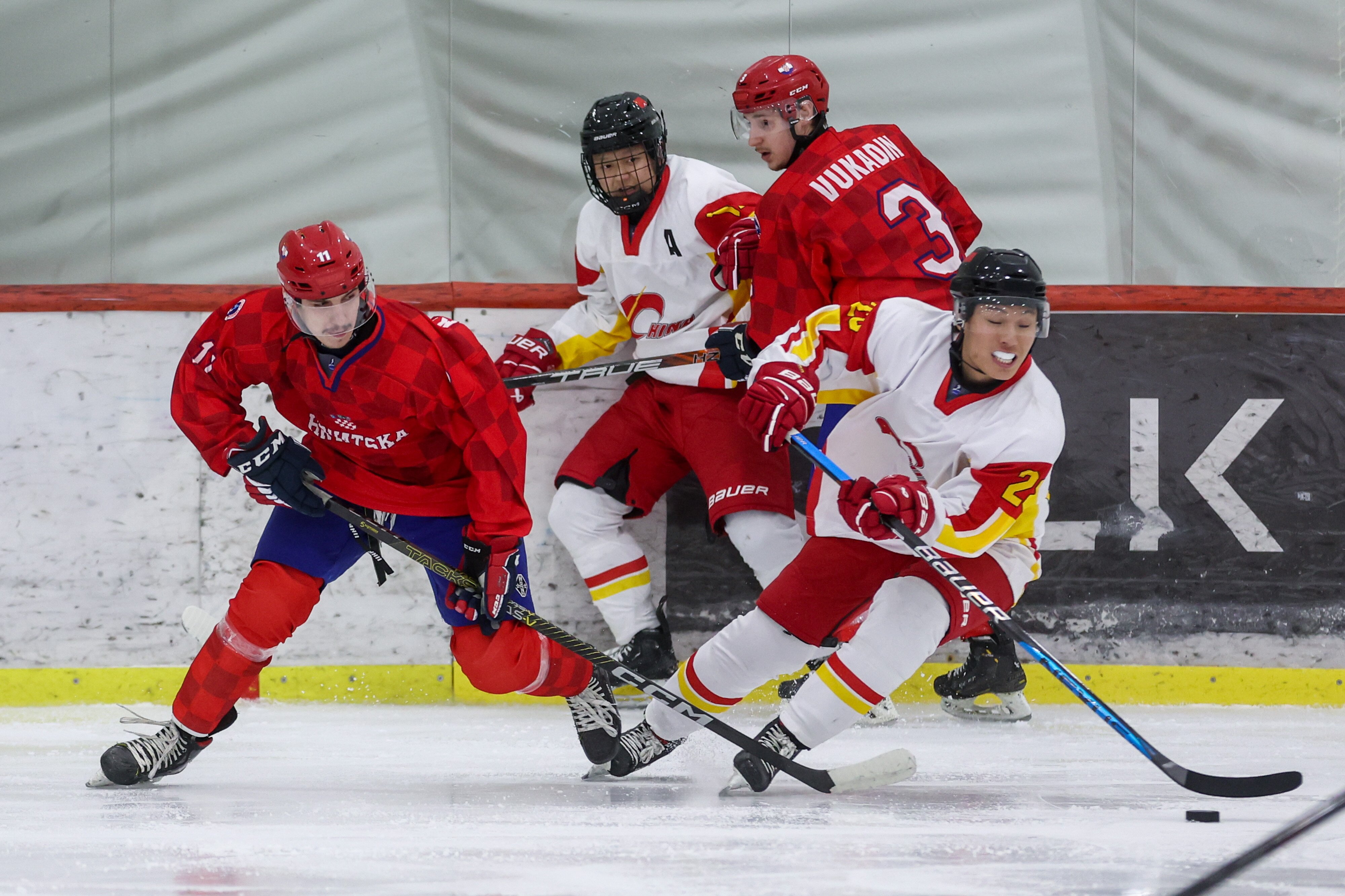 冰岛队踢出精彩比赛，力夺胜利晋级半决赛